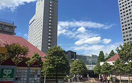 从东京东方21世紀酒店入口进入，在您的左前方有电梯。