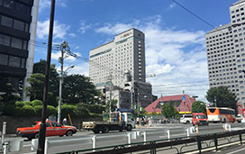 横断歩道を渡ってください。